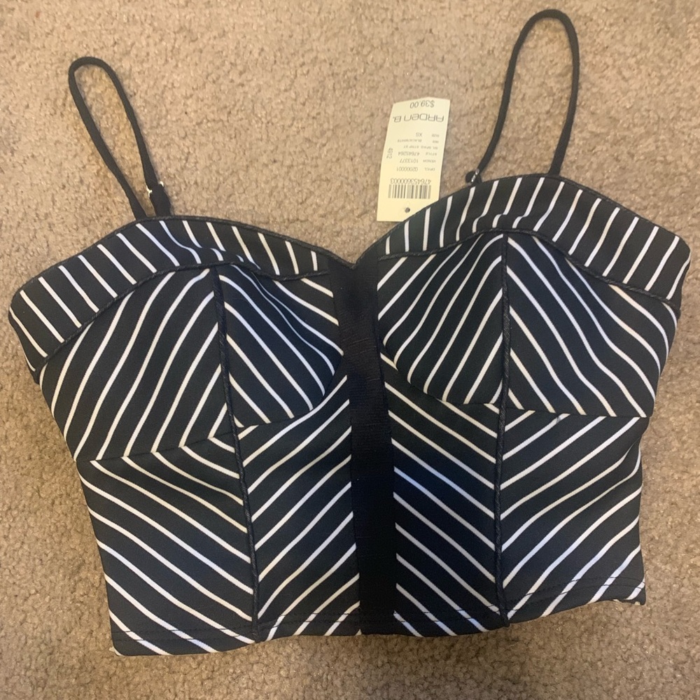 NWT PADDED ARDEN B. CROP TOP BLACK & WHITE